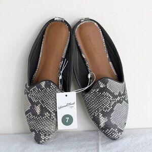 NWT Universal Thread Goods Co. Size 7 Gray and White Snake Skin Flats
